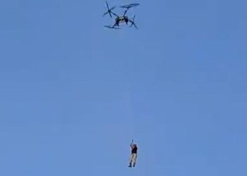 Bos Petani Terbang Minta Maaf Didampingi Polisi Menggunakan Drone