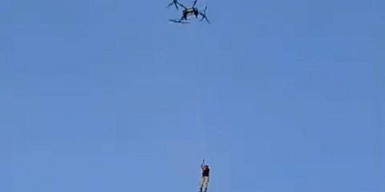 Bos Petani Terbang Minta Maaf Didampingi Polisi Menggunakan Drone