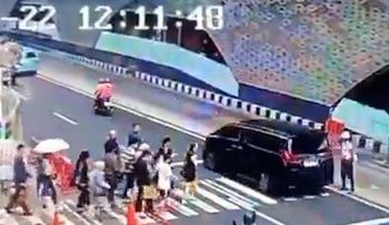 Detik-detik Mobil Terobos Lampu Merah di Bundaran HI Viral