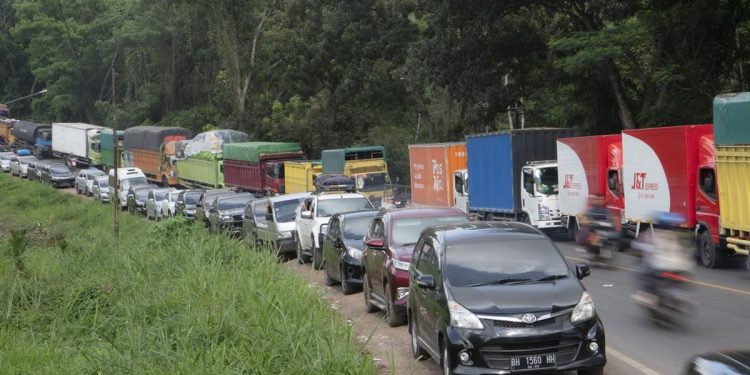 Macet Panjang Dua Pekan Jalintim Sumatra di Palembang dan Jambi