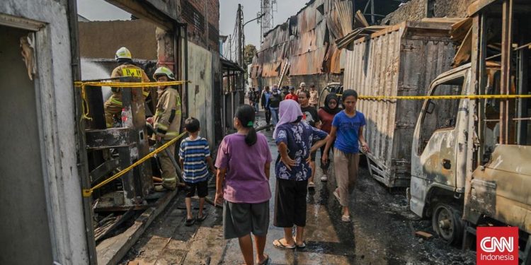 Padamkan Kebakaran Pabrik Bingkai di Duren Sawit dengan Berjibaku