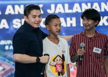 Seskab Teddy Disambut Puisi Siswa Sekolah Dasar Dari Jalanan Menuju Harapan
