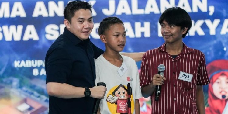 Seskab Teddy Disambut Puisi Siswa Sekolah Dasar Dari Jalanan Menuju Harapan