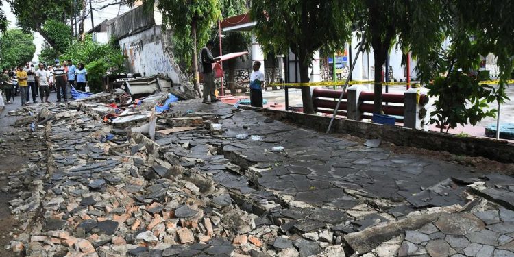 Tembok Pembatas Sekolah Dasar di Sleman Roboh Timpa Peserta Jalan Sehat dan Menyebabkan 10 Luka