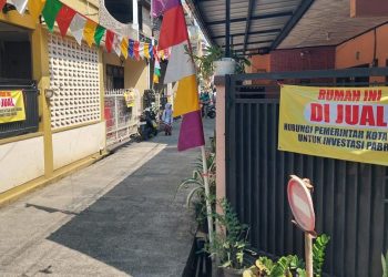 Warga Cimahi Pemasangan Plang Rumah Dijual Secara Serentak