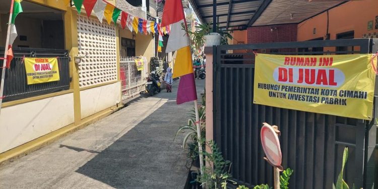 Warga Cimahi Pemasangan Plang Rumah Dijual Secara Serentak