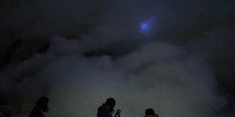 Potensi Bahaya Fenomena Blue Fire di Papandayan Menurut Badan Geologi
