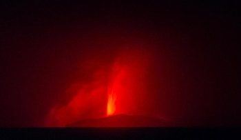Foto Lava Pijar yang Dikeluarkan oleh Gunung Anak Krakatau