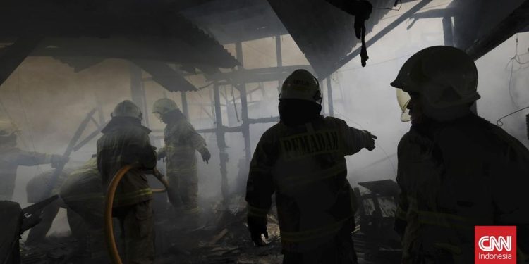Kebakaran di Kampung Muka Pademangan Hanguskan 20 Rumah dan Warga Mengungsi