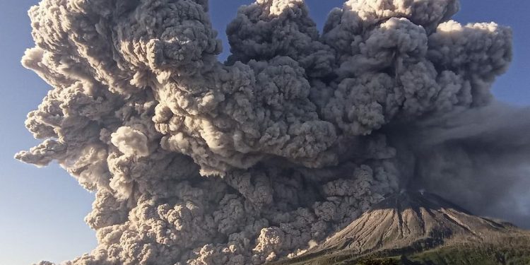 Erupsi Gunung Sinabung, 2451 Warga dari Dua Desa Dievakuasi