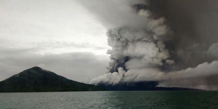 Asap Tebal Gunung Anak Krakatau Kemungkinan Mencapai Berbagai Negara Menurut BRIN