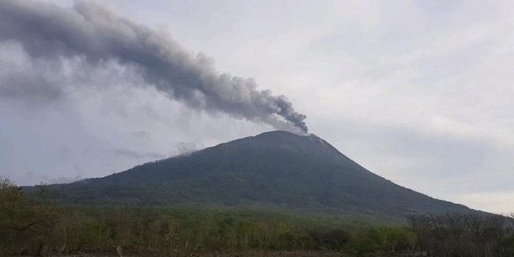 Gunung Ili Lewotolok Erupsi Dua Kali, Kolom Abu Mencapai 700 Meter