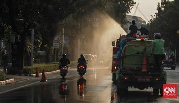 Foto Jakarta Menyemprot Jalan Mitigasi Abu Vulkanik dari Anak Krakatau