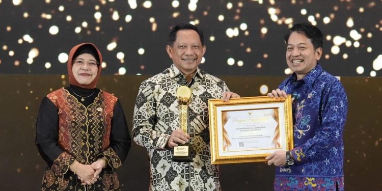 Kemendagri Mendapat Penghargaan BPS karena Optimalisasi Data Statistik