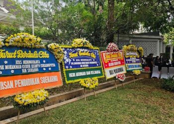 Karangan Bunga Memenuhi Rumah Duka Guruh Soekarnoputra