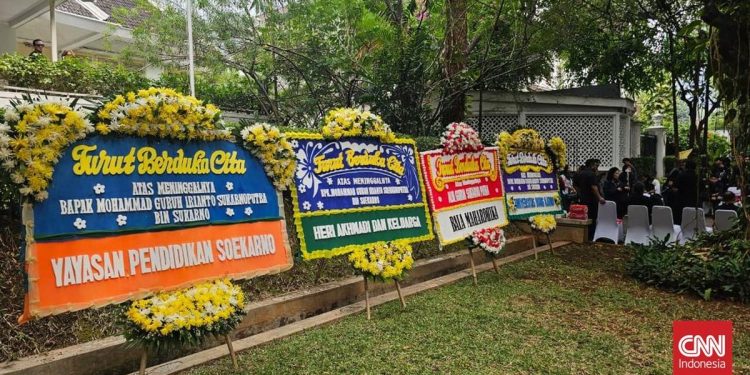 Karangan Bunga Memenuhi Rumah Duka Guruh Soekarnoputra