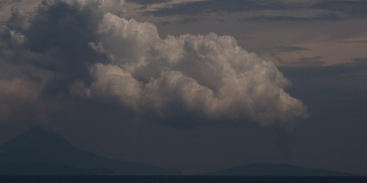 Gunung Anak Krakatau Erupsi, Warga Dihimbau Jauhi Radius Tiga Kilometer
