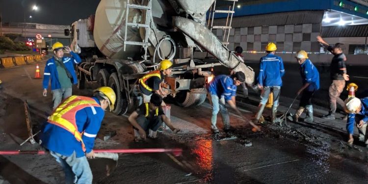 Mobil ASN di Pekalongan Terobos Jalan yang Sedang Dicor