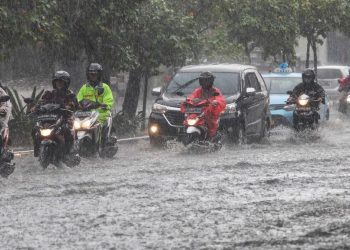 Jalan Mayor Oking Cibinong Terendam Banjir Banyak Motor Terendap dan Mogok