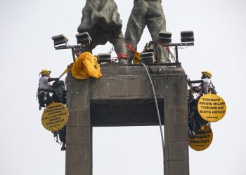 Polda Metro Kembalikan 6 Aktivis Greenpeace Pasang Spanduk di Bundaran HI