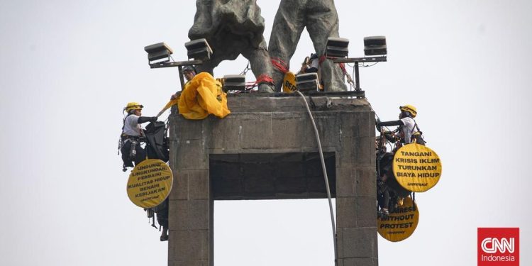 Polda Metro Kembalikan 6 Aktivis Greenpeace Pasang Spanduk di Bundaran HI