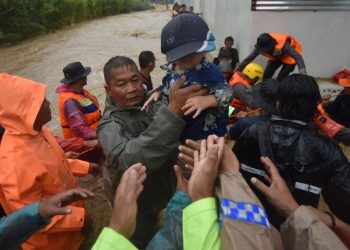 Warga Terdampak Banjir Bandang di Padang, Tim Evakuasi dari BPBD Diterjunkan