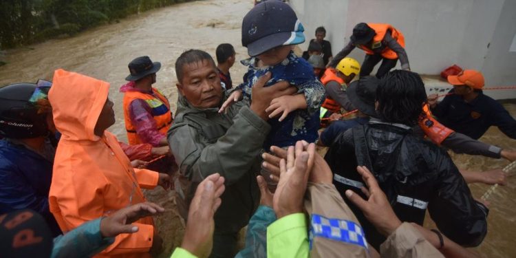 Warga Terdampak Banjir Bandang di Padang, Tim Evakuasi dari BPBD Diterjunkan