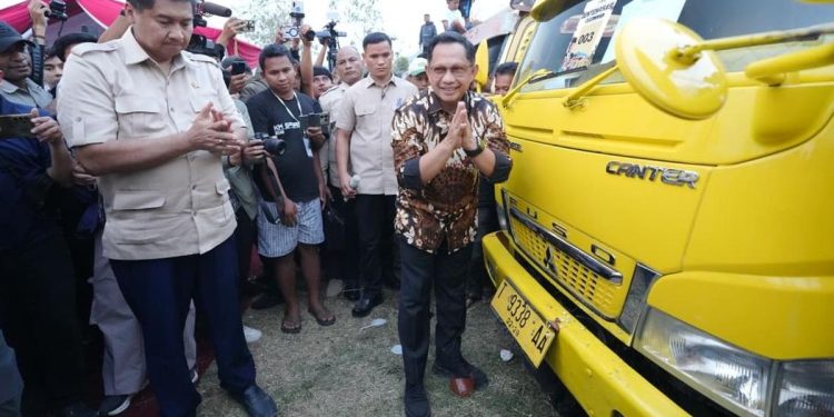 Mendagri dan Menteri PKP Lepas 125 Truk Program Gentengisasi