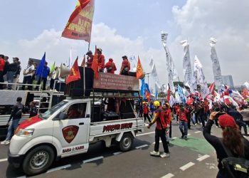 Demo Buruh Hari Ini di Gedung DPR dengan 11 Ribu Aparat Diterjunkan