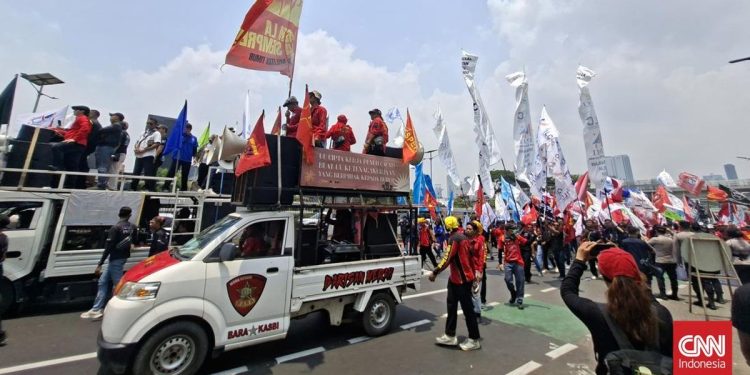Demo Buruh Hari Ini di Gedung DPR dengan 11 Ribu Aparat Diterjunkan