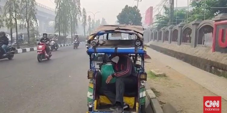 Asap Kebakaran Hutan Tutupi Jembatan Ampera, Penarik Becak Dalam Kesedihan