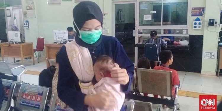 Tangis Pilu Bayi Aisya Berebut Udara Segar di Tengah Asap Pekat Palembang